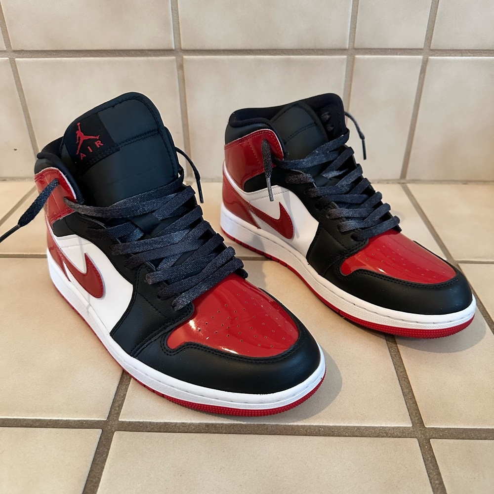 Air Jordan 1 Mid SE 
Black/White/Varsity Red